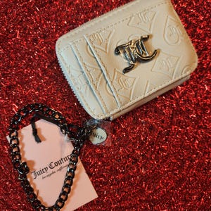 Estuche para tarjetas con cremallera Juicy Couture Crystal Good Times Square, pequeño bolso de mano con detalle de logotipo y dije de corazón en la cremallera