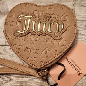 Cartera de mano con forma de corazón de Juicy Couture, elegante monedero o llavero con detalle de logotipo en tono dorado metálico