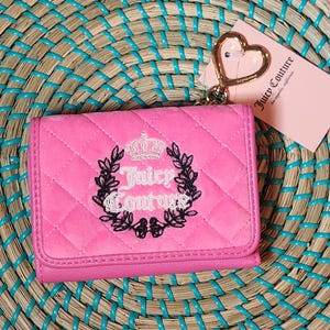 Cartera plegable rosa intenso de Juicy Couture con llavero adjunto y elegante detalle de logotipo bordado