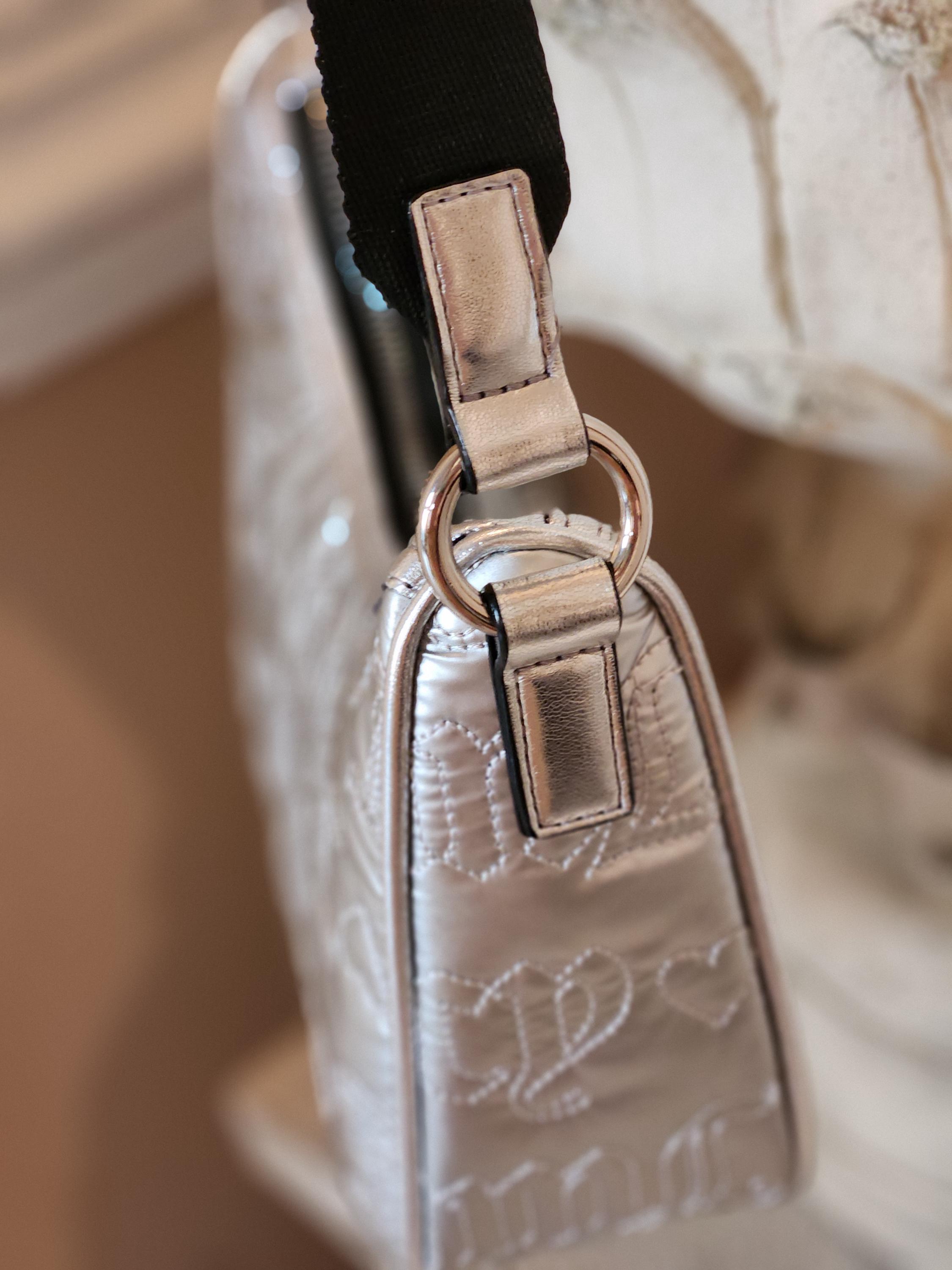 ジューシークチュール♡新品タグ付きミニバッグ型ポーチ Juicy Couture Metallic Silver Quilted Mini Crossbody Bagwith