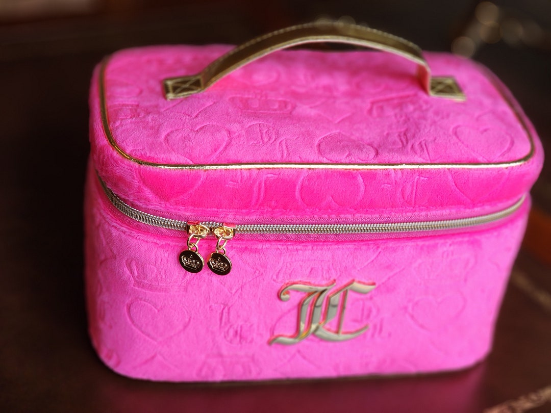 ジューシークチュール　バニティバッグ　化粧ポーチ　パイル地　Juicy Juicy Couture Cosmetic Travel Bag Hot Pink With Gold Tone Hardware