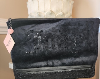 Può includere: Trucco borsa in velluto nero con chiusura a zip e logo Juicy Couture in strass. La borsa ha un bordo nero perlato.
