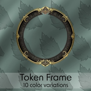 Puede incluir: Un marco circular dorado y negro con detalles ornamentados. El marco está vacío y listo para ser utilizado para una ficha u otro elemento decorativo. El marco está sobre un fondo verde con un patrón de alas estilizadas.