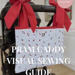Può includere: Un organizer per passeggino con un motivo a quadretti blu chiaro ornato di ciliegie rosse. L'organizer è rifinito con tessuto rosso e legato al passeggino con grandi fiocchi rossi. Il testo sull'organizer recita "PRAM CADDY VISUAL SEWING GUIDE".