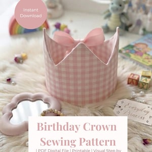 Può includere: Una corona in tessuto con motivo a quadretti rosa chiaro e bianco, dotata di un fiocco in nastro rosa sul retro. Il testo sull'immagine recita Birthday Crown Sewing Pattern, PDF Digital File, Printable, Visual Step by Step Instructions.