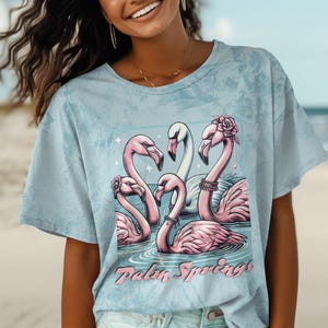 Flamingo Graphic Tee: Palm Springs Künstlerisches Vogel-Strand-Shirt
