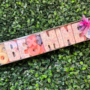 Caja de regalo con letras de chocolate para San Valentín: frases dulces que derriten corazones