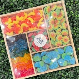 Bandeja para fiestas de gomitas: compartimentada / Colores personalizados / Bandeja de madera o plástico