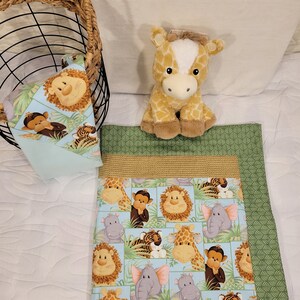 ジャングル サファリ ベビー ブランケット、サファリ ベビールーム 寝具、キリン、ライオン、サル、ゾウ ベビー キルト、キリン 寝具、ジャングル動物 ブランケット。