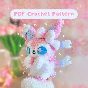 Puede incluir: Un patrón de crochet para un juguete de peluche de crochet rosa y azul. El juguete es un personaje de Pokemon con una textura esponjosa. La imagen incluye el texto "PDF Crochet Pattern".