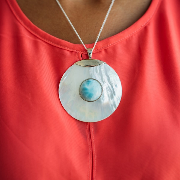 Collier design en  Larimar,nacre blanche argent 925. Grand pendentif contemporain pastel.Cadeau original.Collier femme d'été .