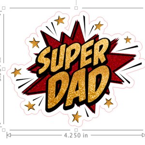 Op de afbeelding: Een rode en gouden glitter sticker met de tekst "SUPER DAD" in een comic-stijl lettertype. De sticker is ongeveer 10,8 cm breed en 8,9 cm hoog.