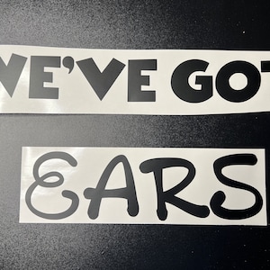 Pode incluir: Adesivo de vinil branco com letras pretas que diz "We've got ears".