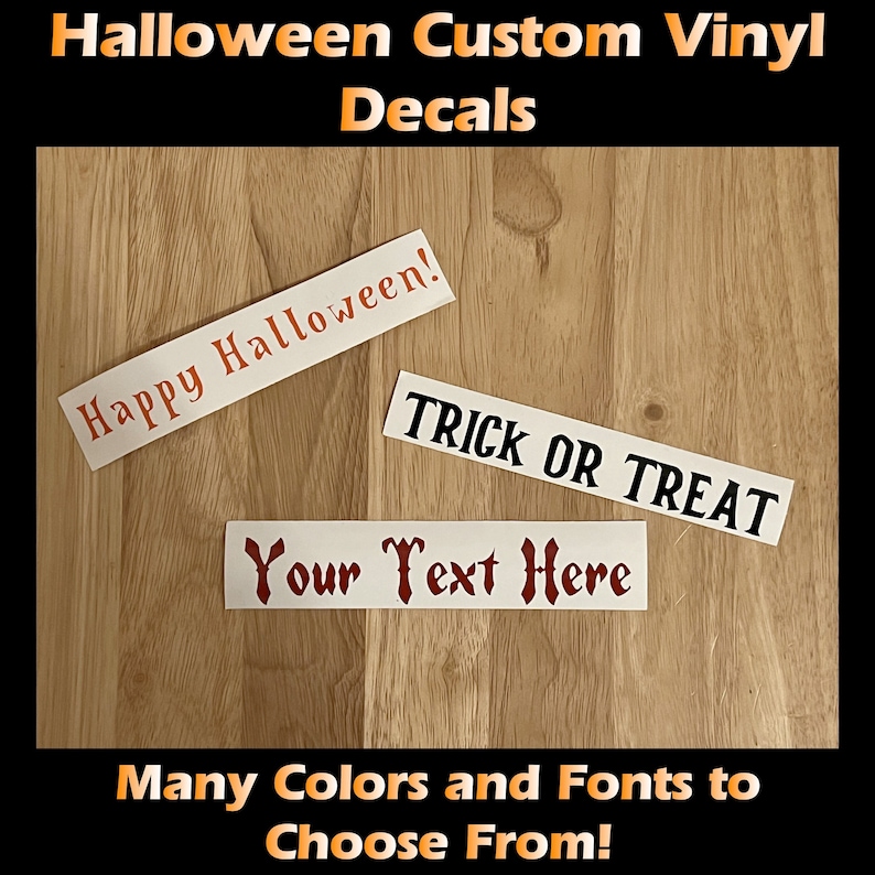 Pode incluir: Tr&ecirc;s adesivos de vinil de Halloween em uma superf&iacute;cie de madeira. Os adesivos s&atilde;o brancos com texto preto. O texto diz "Feliz Halloween!" "Gostosuras ou travessuras" e "Seu texto aqui".