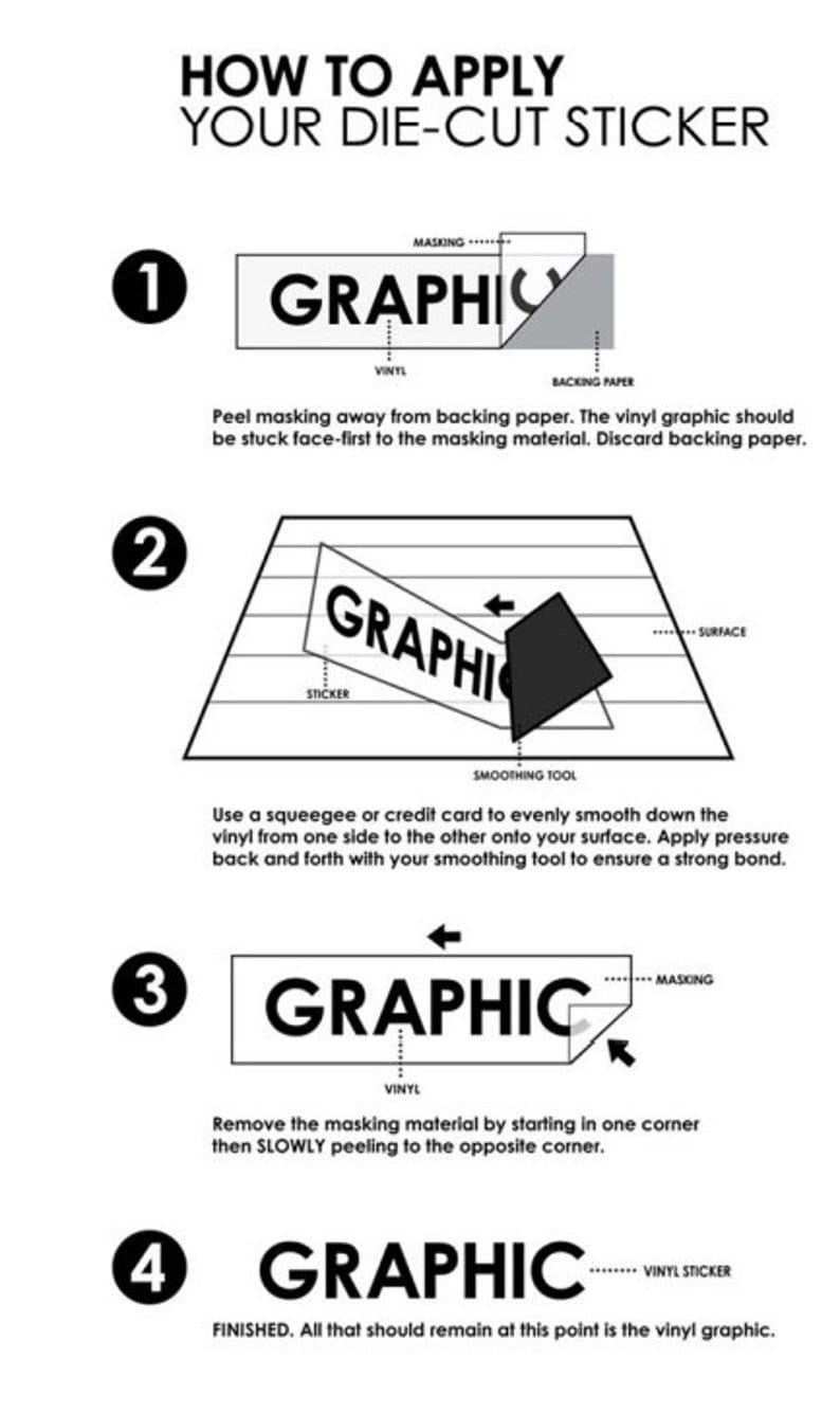 Pode incluir: Um guia de quatro etapas sobre como aplicar um adesivo recortado. As etapas s&atilde;o ilustradas com um gr&aacute;fico da palavra "GRAPHIC" e setas que mostram a dire&ccedil;&atilde;o da aplica&ccedil;&atilde;o do adesivo. As etapas s&atilde;o: 1. Descole a m&aacute;scara do papel de suporte. 2. Use uma esp&aacute;tula ou um cart&atilde;o de cr&eacute;dito para alisar o vinil. 3. Remova o material de mascaramento. 4. Conclu&iacute;do.