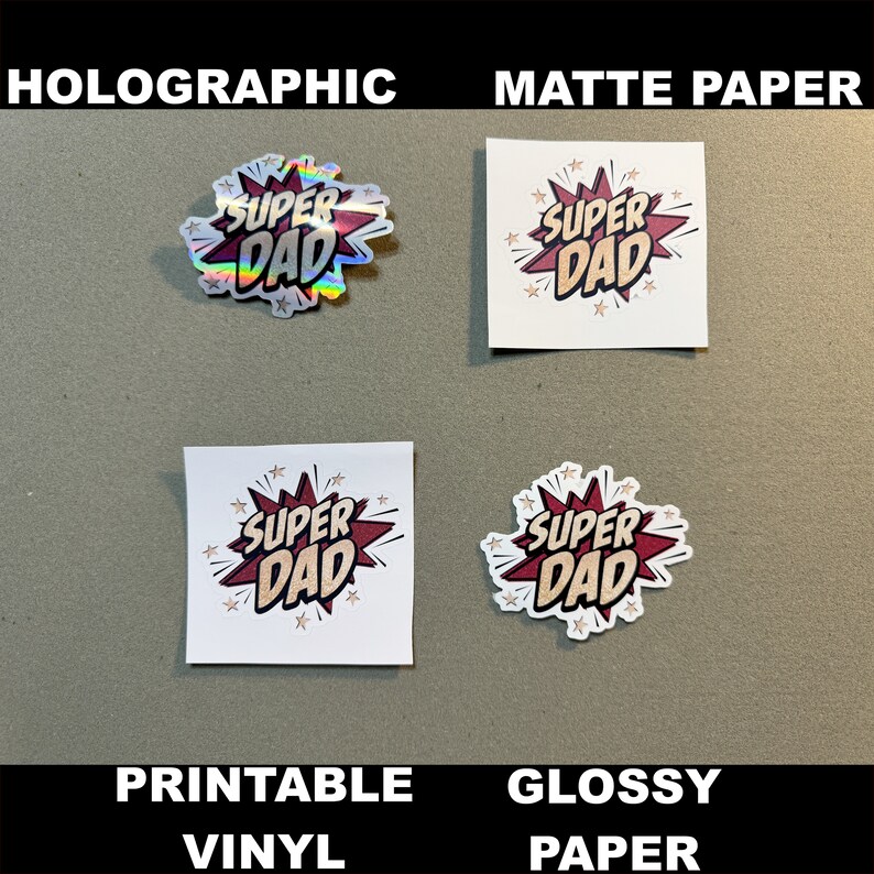 Op de afbeelding: Vier stickers met de tekst "Super Dad" in een comic-lettertype. De stickers worden getoond op vier verschillende oppervlakken: holografisch, mat papier, bedrukbaar vinyl en glanzend papier.
