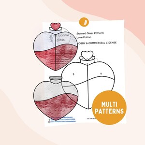 Può includere: Uno schema di vetrata per una bottiglia a forma di cuore contenente un liquido rosso. Lo schema è etichettato "Love Potion" e include una licenza per uso personale e commerciale. Lo schema è diviso in sette sezioni, numerate da 1 a 7. L'immagine include anche il testo "MULTI PATTERNS" e "Non vendere o distribuire questo schema."
