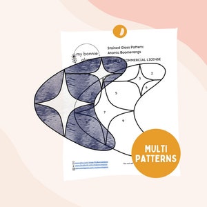 Puede incluir: Una hoja de patrón de vidrieras con un diseño de Atomic Boomerangs. El patrón presenta una forma de bumerán con detalles de estrella, secciones numeradas y el texto "MULTI PATTERNS". Incluye una licencia de aficionado y comercial.