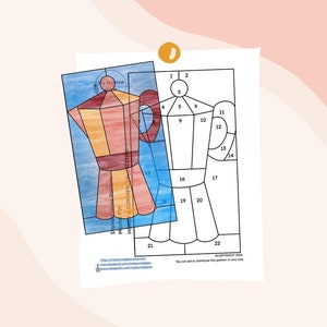 Op de afbeelding: Een glas-in-loodpatroon van een koffiepot met een blauw, rood en oranje kleurenschema. Het patroon is genummerd voor een schilderen-op-nummer-project. De tekst "Hobby & Commercial License" is in de afbeelding opgenomen.