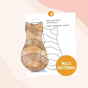 以下が含まれることがあります： 色を塗るための番号付きセクションのある猫のステンドグラスパターン。パターンには、「ステンドグラスパターン：猫のシルエット」と「趣味と商業ライセンス」のラベルが付けられています。