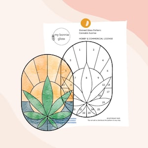Op de afbeelding: Een glas-in-loodpatroon van een cannabisblad met een zonsopgang erachter. Het patroon is genummerd van 1 tot 25 en bevat de tekst "my bonnie: glass" en "Stained Glass Pattern: Cannabis Sunrise".
