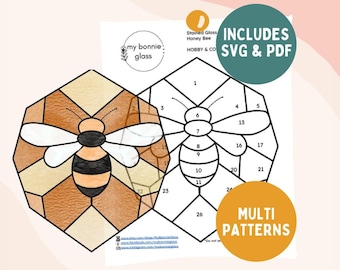 Puede incluir: Un patrón de vitral de una abeja de miel en un panal. El patrón está numerado para facilitar la coloración. La imagen incluye el texto "Stained Glass Honey Bee HOBBY & CO" y "INCLUDES SVG & PDF" y "MULTI PATTERNS".