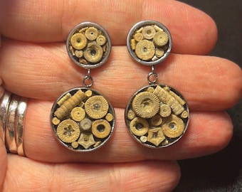 Pendientes colgantes dobles circulares de acero inoxidable hechos a mano con fósiles de crinoideos - Ecos de la Tierra
