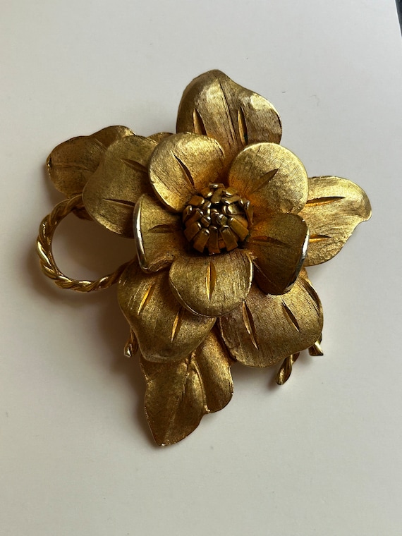 Vintage Very Rare Corocraft Gold-toned Flower Bro… - image 1