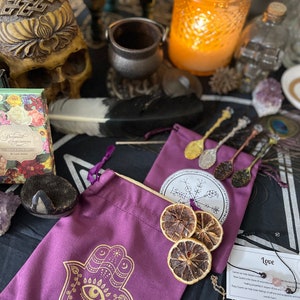 Średnia Tajemnicza Skrzynka Wiedźmy - Czarownicza Torba Zdobyczy - Kryształy Niespodzianki, Tarot, Książki, Zioła, Czarownicza Dekoracja Ścienna - Zestaw Czarodziejski - Materiały Wicca - Czarownicze Prezenty