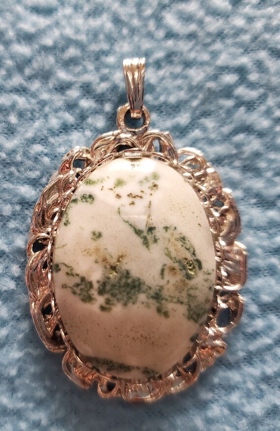 Ivory and Green Colored Marble Stone in Silver Nec