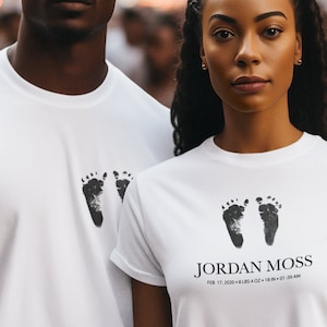 Chemise personnalisée empreinte de pas de bébé, cadeaux personnalisés à la mémoire de bébé, oeuvre d'art à porter inoubliable, chemise nouveau-né avec nom, chemise bébé personnalisée