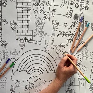 Metri di disegni da colorare su un runner da tavolo con unicorno, arcobaleno, castello e cavaliere