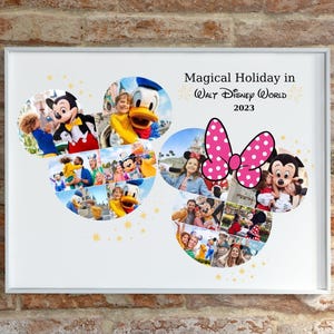 Könnte beinhalten: Gerahmter Druck mit einer Collage von Fotos in Form von Mickey Mouse-Ohren, mit einer rosa Schleife mit weißen Punkten. Der Text lautet "Magical Holiday in Walt Disney World 2023". Die Fotos zeigen Disney-Figuren und Parkbesucher.