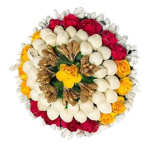 Peut inclure: Une pince à cheveux fleurie blanche, jaune et rouge avec un groupe de fleurs blanches au centre entourées de roses jaunes et rouges.