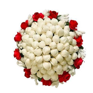 Peut inclure: Un accessoire de cheveux en fleurs blanches avec des fleurs rouges autour du bord. Les fleurs blanches sont en tissu et ont une forme ronde. Les fleurs rouges sont en tissu et ont un aspect plus réaliste.