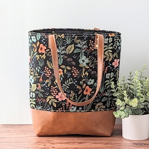 Bolso de mano con flores silvestres negras: Rifle Paper Co., bolso de flores, bolso de mano de cuero vegano