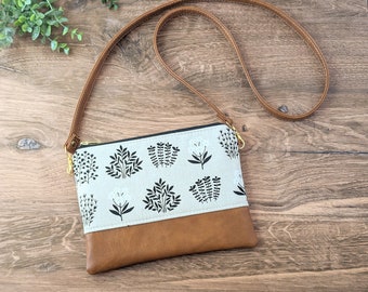 Torebka typu cross-body w neutralnym kwiatowym stylu: mała torebka ze skóry wegańskiej