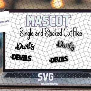 Op de afbeelding: Een laptopscherm waarop een digitaal ontwerp voor een mascotte wordt weergegeven. Het ontwerp is voor het woord "Devils" in een gestapelde en enkele snijbestandsindeling. De tekst "MASCOT" en "Single and Stacked Cut Files" wordt boven het ontwerp weergegeven. De tekst "SVG" wordt onder het ontwerp weergegeven.