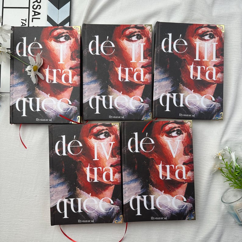 Może przedstawiać: Pięć książek w twardej oprawie z pasującymi okładkami. Każda książka zawiera portret osoby w odcieniach czerwieni i pomarańczy. Tytuły na okładkach brzmią "d&eacute; tra quee" z rzymskimi cyframi od I do V. Widoczne są czerwone wstążki.