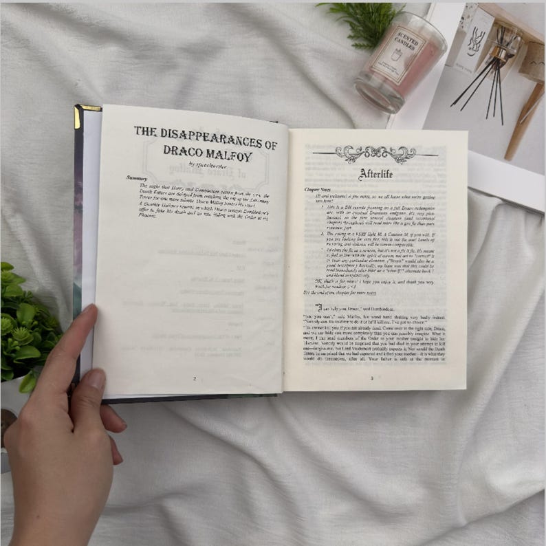 Puede incluir: Un libro abierto titulado "The Disappearances of Draco Malfoy" con texto en las p&aacute;ginas. El libro tiene un borde dorado y est&aacute; abierto para revelar texto impreso. La p&aacute;gina de la derecha se titula "Afterlife".