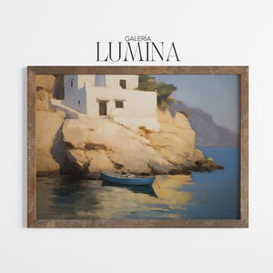 Könnte beinhalten: Gerahmter Kunstdruck mit einer Küstenlandschaft mit einem weißen Gebäude auf einer Klippe, einem blauen Boot auf dem Wasser und dem Text "GALERIA LUMINA". Das Kunstwerk befindet sich in einem Holzrahmen.