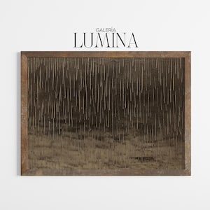 Op de afbeelding: Een ingelijst abstract kunstwerk met een donkerbruin oppervlak en een lichtbruine houten lijst. Verticale lijnen creëren een regenachtig effect. De tekst "GALERIA LUMINA" staat boven het kunstwerk.