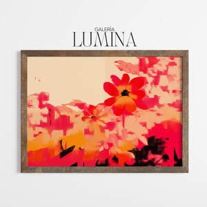 Op de afbeelding: Abstracte bloemenkunstprint in een houten lijst. Het kunstwerk toont levendige rode en oranje bloemen tegen een lichtperzik achtergrond. De tekst "GALERIA LUMINA" staat bovenaan. Een decoratief stuk voor woondecoratie.