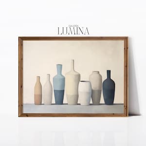 Pode incluir: Uma pintura emoldurada de uma natureza morta com oito vasos de cerâmica em vários tons de azul, bege e marrom. Os vasos estão dispostos em uma fileira sobre um fundo bege claro. A pintura é intitulada "GALERIA LUMINA".