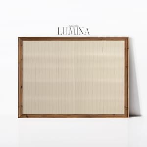 Puede incluir: Una obra de arte enmarcada con un fondo beige y un sutil patrón a rayas. El marco es de madera natural con un acabado marrón claro. La obra de arte se titula "GALERIA LUMINA".