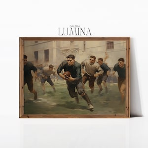 Può includere: Un dipinto vintage che raffigura un gruppo di uomini che giocano a rugby in un cortile. I giocatori indossano uniformi scure e corrono con la palla. Il dipinto è incorniciato in una cornice di legno.