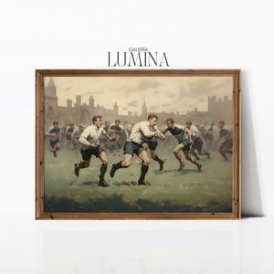 Könnte beinhalten: Ein Vintage-Gemälde in einem Holzrahmen zeigt eine Gruppe von Männern, die auf einem grasbewachsenen Feld Rugby spielen. Die Spieler tragen weiße Trikots mit blauen Akzenten und befinden sich mitten in einem Gedränge. Der Hintergrund zeigt eine Stadtlandschaft mit Gebäuden in der Ferne.