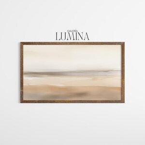 Pode incluir: Uma impress&atilde;o de arte de paisagem abstrata emoldurada. A obra de arte apresenta uma paleta de cores neutras com tons de bege, castanho e cinza. A impress&atilde;o est&aacute; em uma moldura de madeira retangular. O texto "GALERIA LUMINA" est&aacute; acima da moldura.