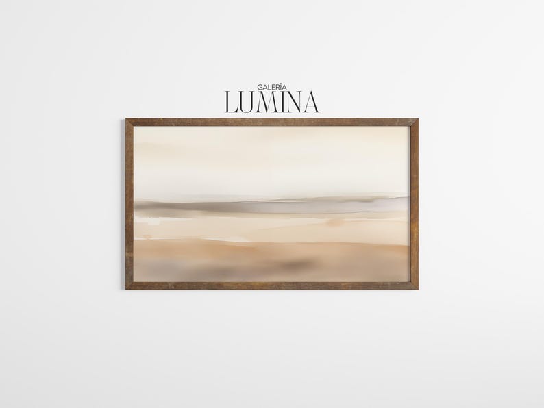 Pode incluir: Uma impress&atilde;o de arte de paisagem abstrata emoldurada. A obra de arte apresenta uma paleta de cores neutras com tons de bege, castanho e cinza. A impress&atilde;o est&aacute; em uma moldura de madeira retangular. O texto "GALERIA LUMINA" est&aacute; acima da moldura.