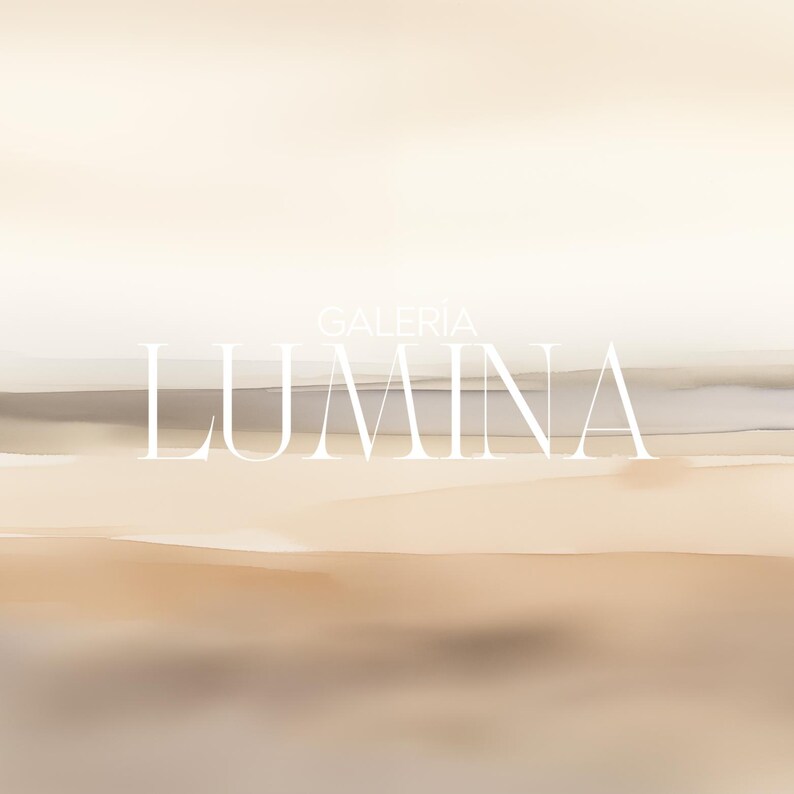 Pode incluir: Impress&atilde;o de arte abstrata com uma paleta de cores neutras. A obra apresenta uma mistura de tons bege, castanho e creme, com a palavra "LUMINA" em letras mai&uacute;sculas brancas. A palavra "GALERIA" est&aacute; acima da palavra "LUMINA".